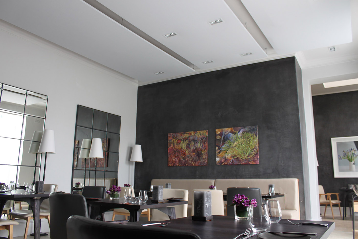 Hotel dining room featuring Tenseo acoustic ceiling panels designed to improve sound comfort.